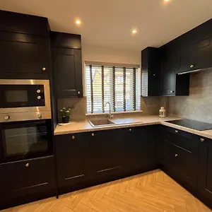 Contemporary 1 Bedroom Apartment